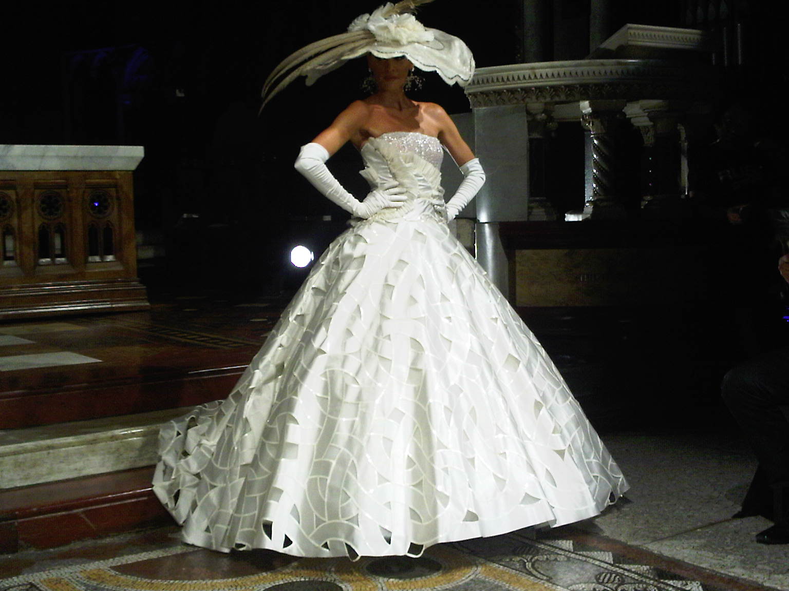 abito da sposa piume