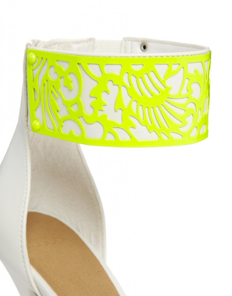 dettaglio fluo sandalo asos