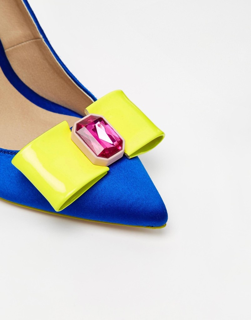 fiocco giallo scarpa blu