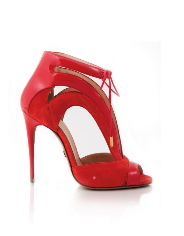 Le scarpe Lodovico Zordanazzo sono sempre caratterizzate da silhouette sinuose che inarcando il collo del piede creano una forma molto sensuale e questa firma stilistica è presente anche su gran parte delle proposte estive. Personalmente trovo adorabili anche i sandali piatti in pelle gialla, abbinati al blu del cielo e del mare devono essere straordinari!